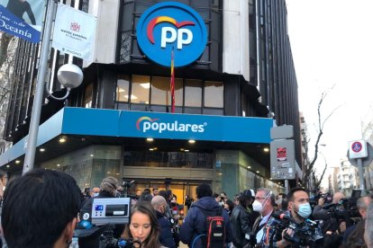 Expectación mediática a las puertas de Génova.