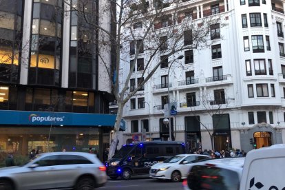 Discreta presencia policial en la calle Génova.