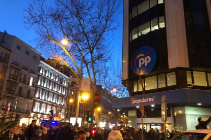 Aspecto exterior de la sede del PP antes de la reunión Casado-barones.