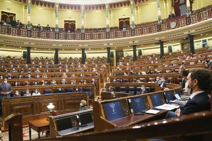 Pedro Sánchez responde a Pablo Casado esta mañana en el Congreso.