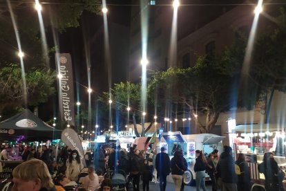 A disfrutar de la comida en el cnetro de la ciudad.