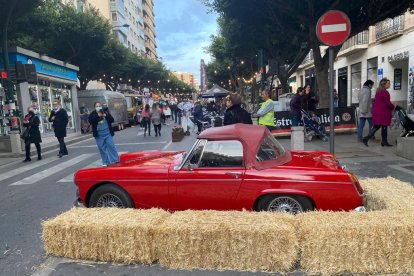 Un coche da color al Paseo de Almería durante la muestra de Foodtrucks.