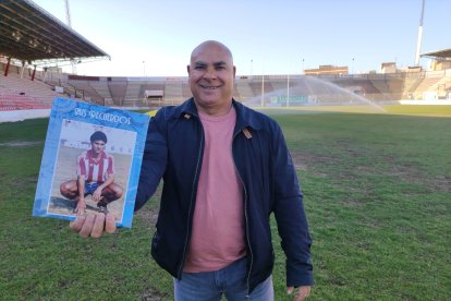 Emocionado en el campo donde tan buenas tardes de fútbol dio a unos aficionados que lo adoraban por su entrega.