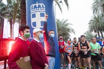 El alcalde da el comienzo a la carrera.