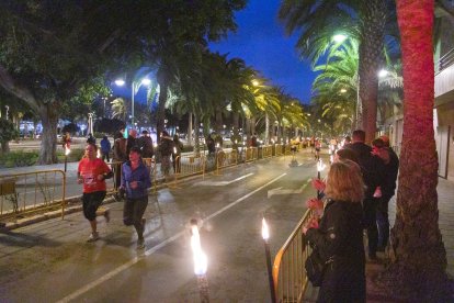 Algunos participantes corriendo en el centro de la ciudad.