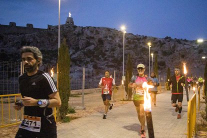 Los almerienses corren junto a los bomberos.