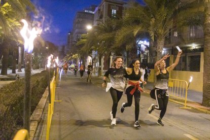Algunos participantes corriendo en el centro de la ciudad.
