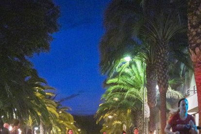 Los almerienses corren junto a los bomberos.