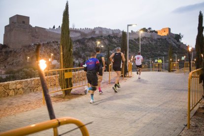 Los corredores en la I Carrera del fuego en Almería.