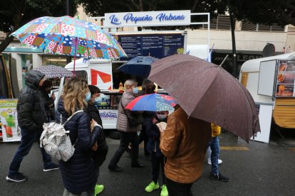 Los paraguas no fueron obstáculo para disfrutar de la comida.