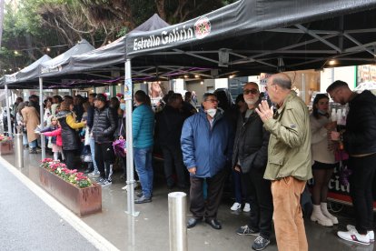 Tocó resguardarse de la lluvia después de haber comprado la comida.