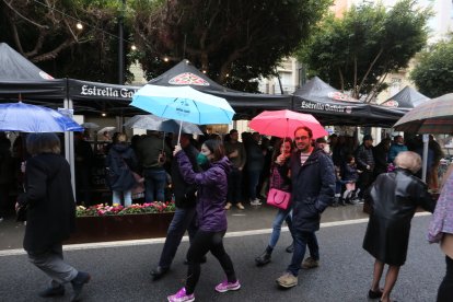 Buena cara y buen humor para pasear bajo la lluvia.
