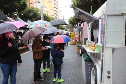 Los paraguas llenaron de color el Paseo de Almería.