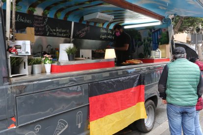 La foodtrucks alemana ofrece sus ricas salchicas bratwurst y choucroutte, entre otros platos.
