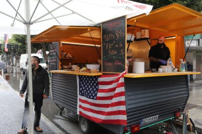 Hamburguesas, pollo frito y sandwiches con el auténtico sabor americano.