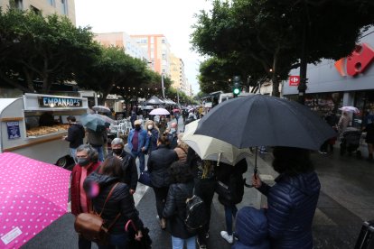 Esta segunda edición del campeonato de Foodtrucks se ha trasladado desde la Rambla hasta el Paseo de Almería.