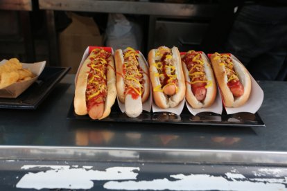 Perritos calientes, un clásico de la comida rápida para jóvenes y mayores.