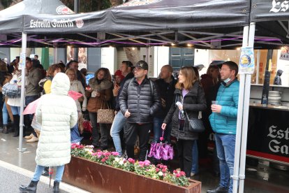 Un momento de relax antes de probar la comida de otro país participante en el concurso.