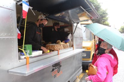 La foodtrucks de Francia con el logo del Cabo de Gata almeriense.