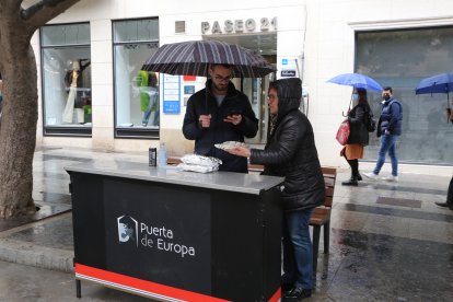 Esta pareja encontró un sitio privilegiado y tranquilo para degustar la comida.