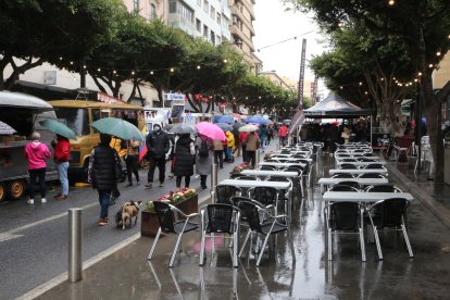 En esta ocasión, las mesas al aire libre se quedaron vacías por la lluvia.