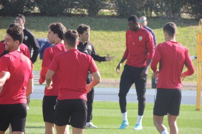 Rubi habla con Sadiq.