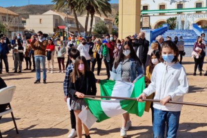 Alumnos con la bandera andaluza en Huércal de Almería.