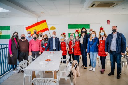 Gabriel Amat visitó los barrios de Roquetas de Mar, donde se hicieron las tradicionales migas.