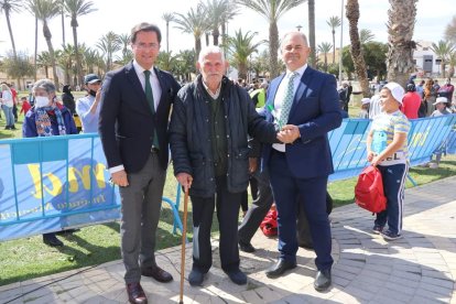 Acto institucional en El Ejido, donde los vecinos Esperanza Díaz y José Crespo recibieron un reconocimiento por su compromiso con el crecimiento de Balerma.