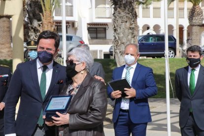 Acto institucional en El Ejido, donde los vecinos Esperanza Díaz y José Crespo recibieron un reconocimiento por su compromiso con el crecimiento de Balerma.