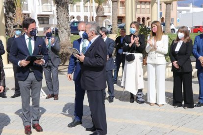 Acto institucional en El Ejido, donde los vecinos Esperanza Díaz y José Crespo recibieron un reconocimiento por su compromiso con el crecimiento de Balerma.