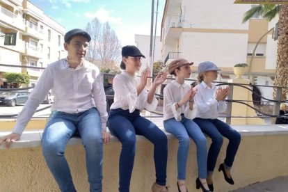 Curiosa imagen de unos niños en los actos de celebración del 28-F en Cuevas del Almanzora.