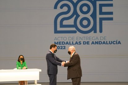 El diplomático almeriense Inocencio Arias recibe la Medalla de Andalucía.
