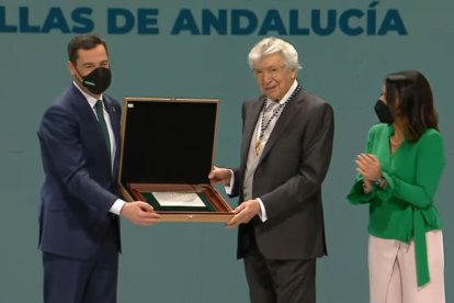 Hijos predilecto de Andalucía al compositor y productor musical Manuel Alejandro.