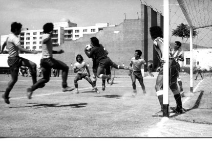 Aquellos niños de la camiseta amarilla y pantalón azul.