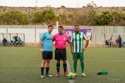 Los capitanes con el colegiado.