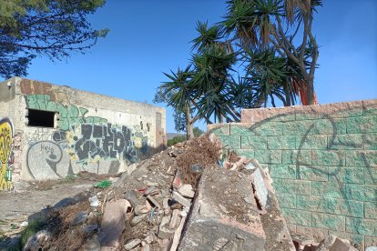 Residuos acumulados junto a la zona de obra