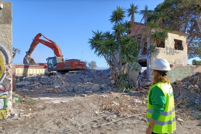 Ana Martínez Labella, concejal de Urbanismo, contemplando los trabajos
