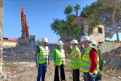 Ángel Escobar, Ana Martínez Labella, y técnicos de las obras