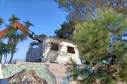 Momento de la demolición del techo de la vivienda