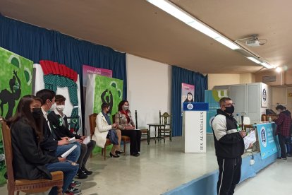 Alumnos del IES Al-Ándalus hablan de las necesidades de la ciudad.