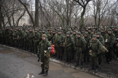 Milicianos de la República Popular de Luhansk son vistos en un punto de movilización en Luhansk.