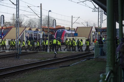 Soldados de la Fuerza de Defensa Territorial se despliegan para ayudar a los refugiados en Polonia.
