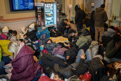 Miles de personas buscan refugio huyendo de los bombardeos.