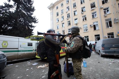 Soldados y habitantes de Kharkiv luchan contra Rusia.