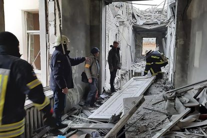 Personal de emergencia busca heridos.