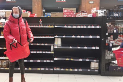 Los supermercados se van quedando vacíos.