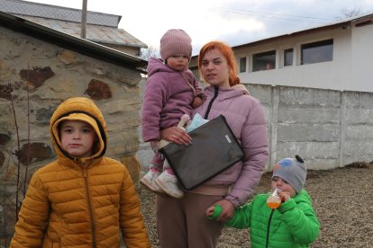 Familias al completo huyen sin el padre porque este se queda luchando.