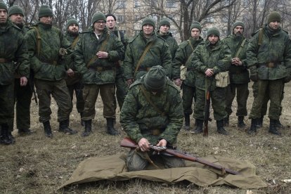 Milicianos de la República Popular de Luhansk son vistos en un punto de movilización en Luhansk.
