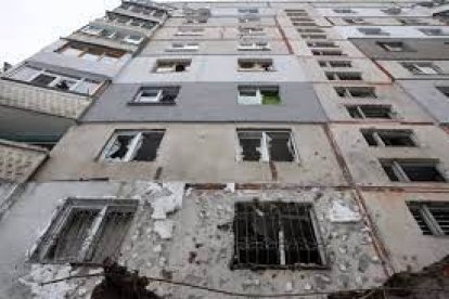 Un edificio de Járkov destrozado.